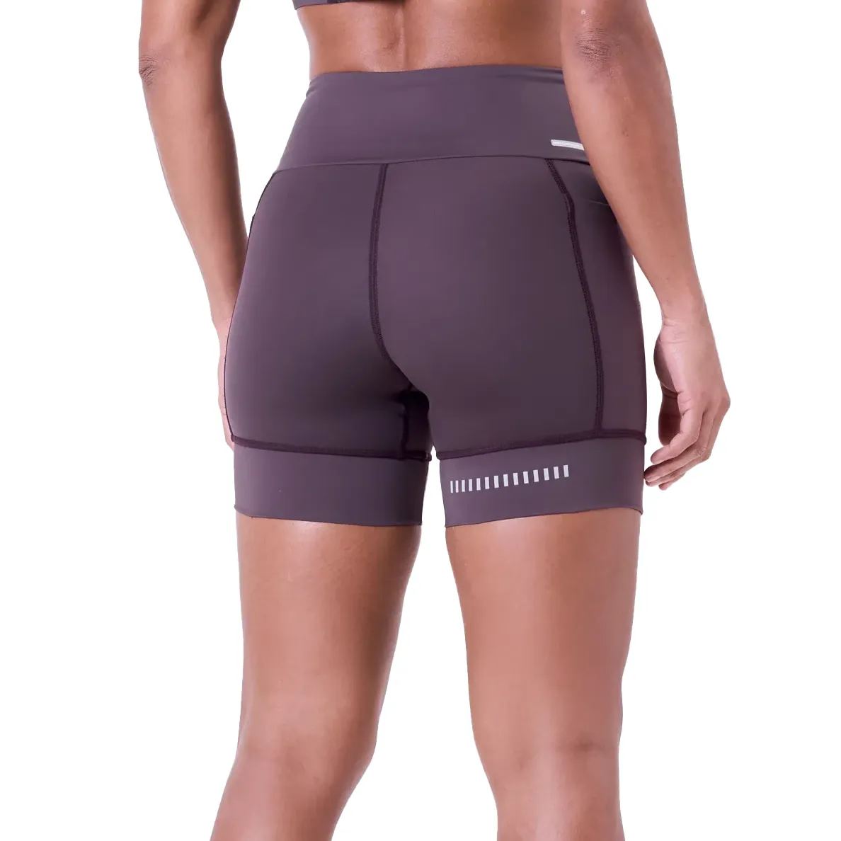 Bermuda feminina Authen Grit roxa vista lateral com detalhes esportivos e bolsos